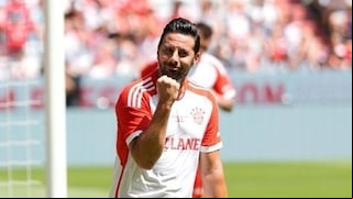 ¡Con un gol incluido! Pizarro fue parte de un emotivo homenaje en el Bayern Múnich