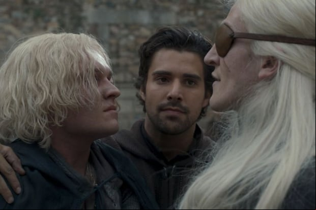 Aegon II Targaryen le pide a su hermano, Aemond Targaryen, que lo deje escapar, pues no deseaba ser rey. Episodio 9 de "House of the Dragon" (Foto: HBO)