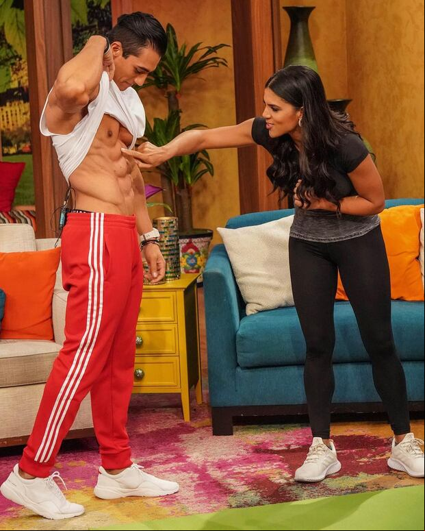 Francisca tocando los abdominales de Rodrigo Romeh cuando este fue invitado al programa "Despierta América" (Foto: Rodrigo Romeh / Instgram)