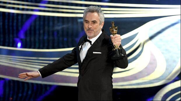 Alfonso Cuarón recibiendo el premio a Mejor cinematografía por "Roma"