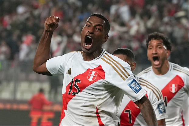 Miguel Araujo anotó el gol ante Uruguay, que significó el único triunfo de Perú en las Eliminatorias 2026. (Foto: AP Photo/Guadalupe Pardo)