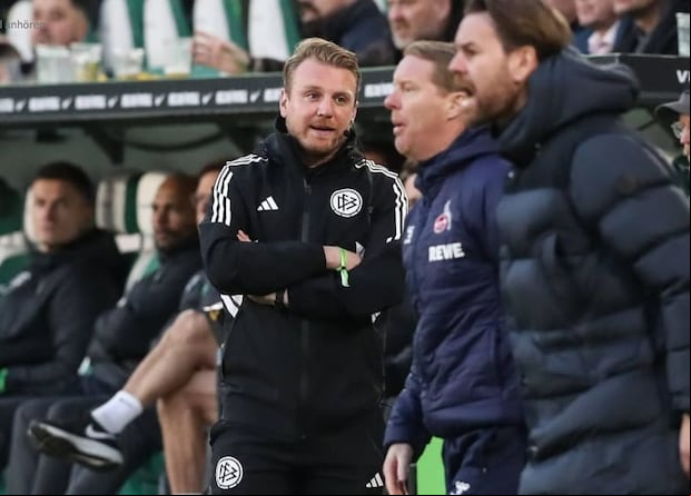 Tobias Krull con el uniforme reemplazando al cuarto árbitro del partido. (Foto: X).