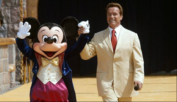 Arnold Schwarzenegger como gobernador de California en un evento oficial en Disney (Foto: Brendan Mcdermid / EFE)