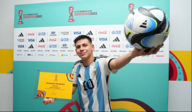 Claudio Echeverri tiene 17 años y juega en River Plate. (Foto: Getty Images)