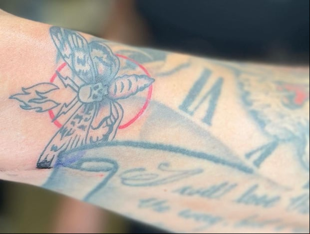 Karrion Kross fue otro de los luchadores que decidieron llevar el logo de Bray Wyatt en su piel (Foto: Karrion Kross / Instagram)