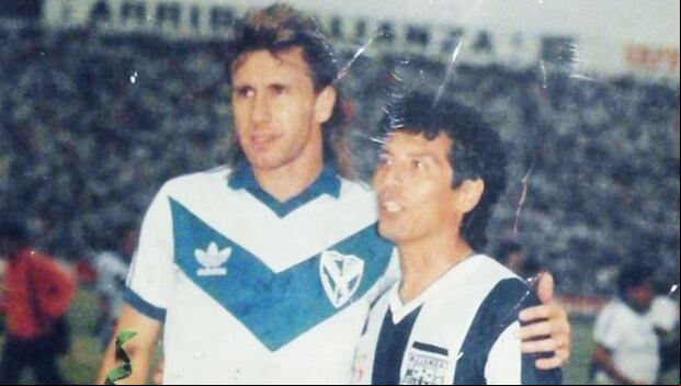Ricardo Gareca y César Cueto durante el 3-1 de Alianza Lima sobre Vélez. (Foto: Alianza Lima)