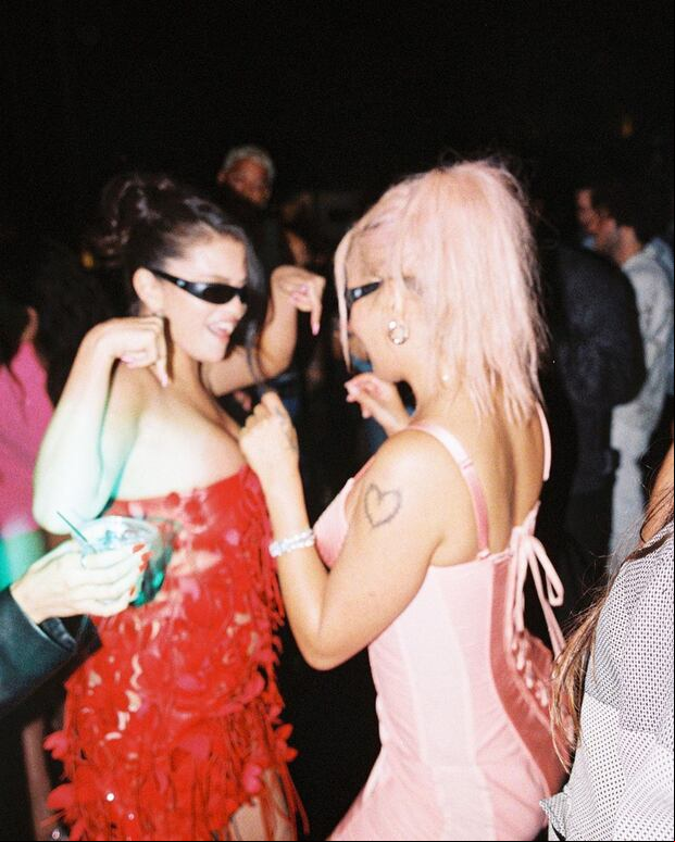 Karol G y Selena Gomez en la celebración de cumpleaños de la actriz estadounidense (Foto: Selena Gomez / Instagram)