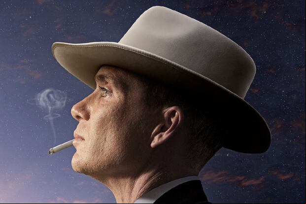 Los detalles del cigarro son importantes para contextualizar al personaje (Foto: Universal Pictures)