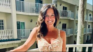 El extraño caso de Stefanie Smith, la mujer que murió al sentirse mal en vuelo de regreso a Estados Unidos