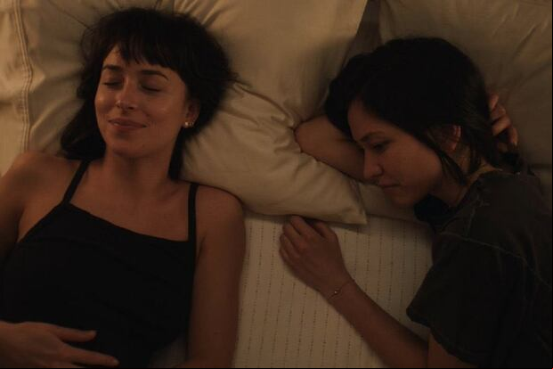 Lucy (Dakota Johnson) recurre a su amiga Jane (Sonoya Mizuno) para afrontar su nuevo descubrimiento sobre sí misma en la comedia dramática "Am I OK