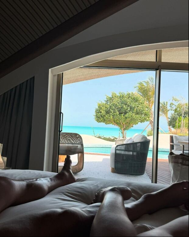 Las piernas de Cristiano Ronaldo y la madre de sus hijos en su mansión de Arabia Saudita (Foto: Georgina Rodríguez / Instagram)