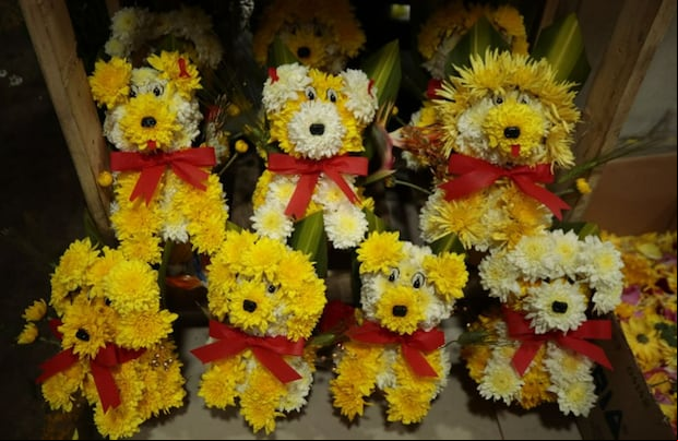 Venta de flores amarillas se ha convertido en una costumbre ( Foto: Lenin Tadeo / @photo.gec)