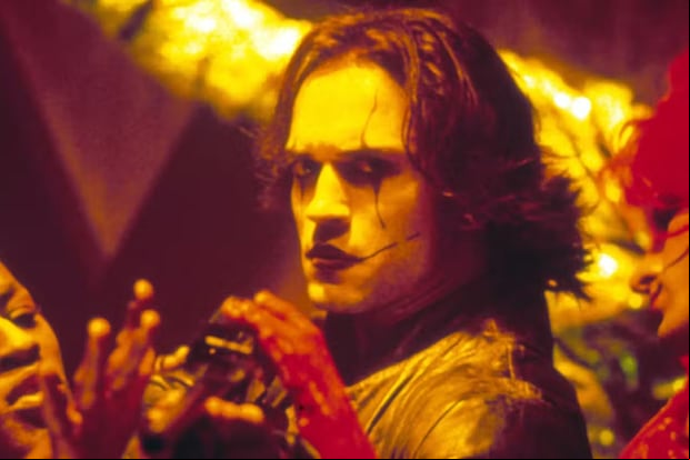 Vincent Pérez como Ashe Corven en “El Cuervo: Ciudad de Ángeles”, de 1996 (Foto: Miramax Films)
