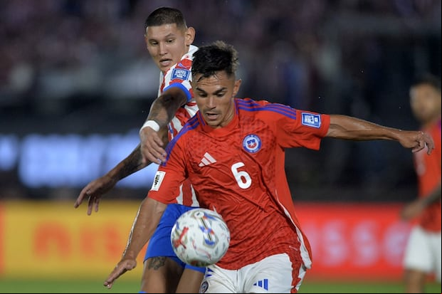 Chile's midfielder #06 Vicente Pizarro and Paraguay's defender #04 Juan Caceres fight for the ball during the 2026 FIFA World Cup South American qualifiers football match between Paraguay and Chile at the Defensores del Chaco stadium in Asuncion on March 20, 2025. (Photo by DANIEL DUARTE / AFP)