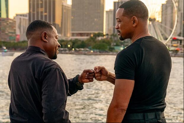 Marcus Miles Burnett (Martin Lawrence) y Michael Eugene ‘Mike’ Lowrey (Will Smith) intentan demostrar la inocencia del Capitán Howard en la película "Bad Boys: Ride or Die" (Foto: Columbia Pictures)