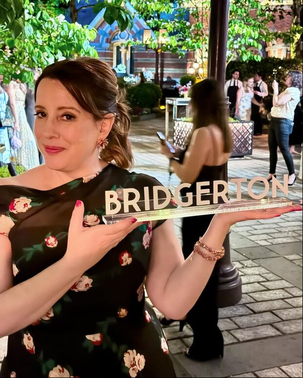 Julia Quinn es la autora de los libros en los que se basa la serie de "Bridgerton" (Foto: Julia Quinn / Instagram)