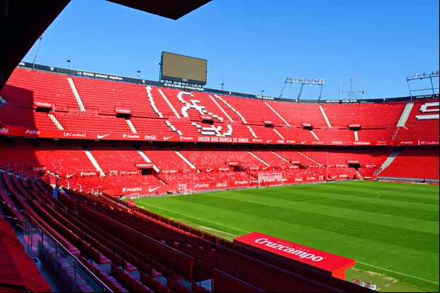 El Estadio Ramón Sánchez-Pizjuán es un recinto deportivo propiedad del Sevilla Fútbol Club, ubicado en pleno barrio de Nervión de Sevilla, España. Se inauguró el 7 de septiembre de 1958 y su aforo es de 43.883 espectadores. El nombre del estadio es en homenaje al ilustre expresidente del club, Ramón Sánchez-Pizjuán. Para partidos internacionales el aforo es de 39.000 espectadores. (Foto:Shutterstock)