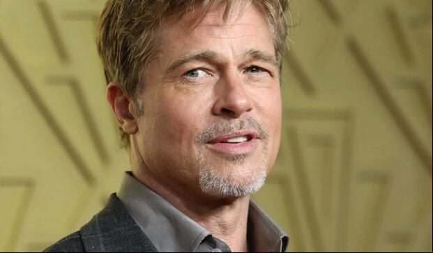 Brad Pitt posa en la alfombra roja a su llegada al estreno británico de 'Babylon', en el BFI IMAX de Londres, el 12 de enero de 2023 (Foto: Isabel Infantes / AFP)