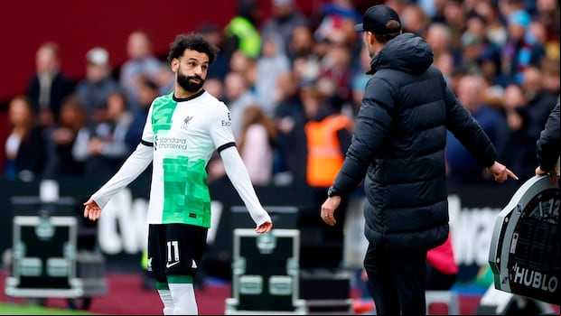 Encontronazo entre Salah y Klopp, durante el partido de Liverpool vs. West Ham (Foto: Reuters)