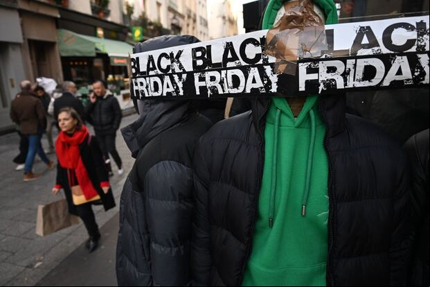 Los peatones pasan junto a las tiendas durante el Black Friday (Foto: Emmanuel Dunand / AFP)