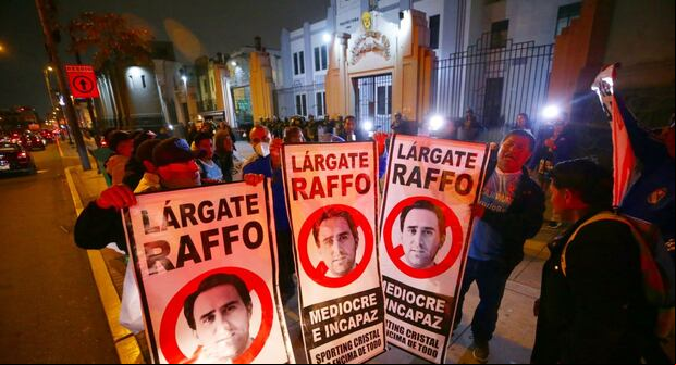 El reclamo de los hinchas de Sporting Cristal hacia Joel Raffo por presuntos casos de corrupción. (GEC)