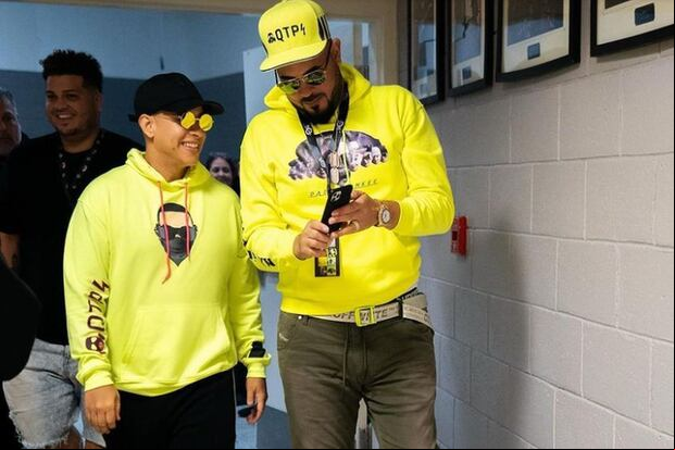 Raphy Pina junto a Daddy Yankee, de quien es su manager. (Foto: Pina Records / Instagram)