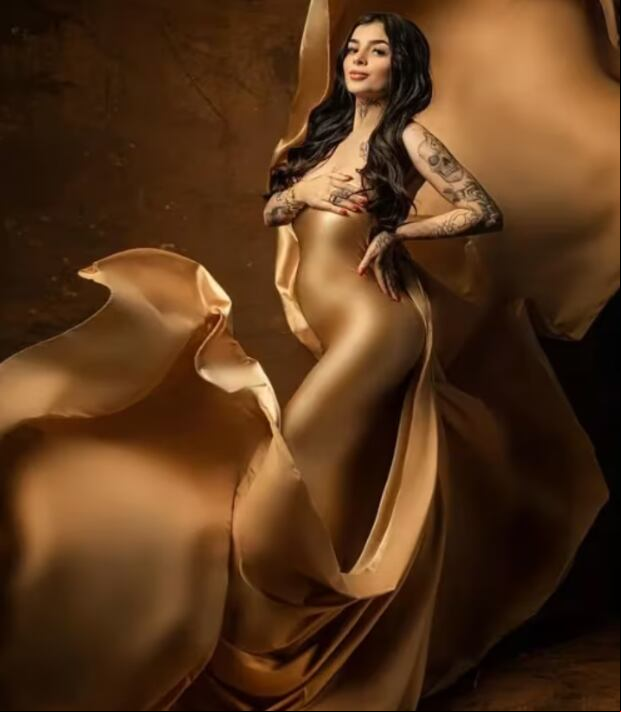 La modelo anunció su embarazo con un vestido dorado (Foto: Karely Ruiz / Facebook)