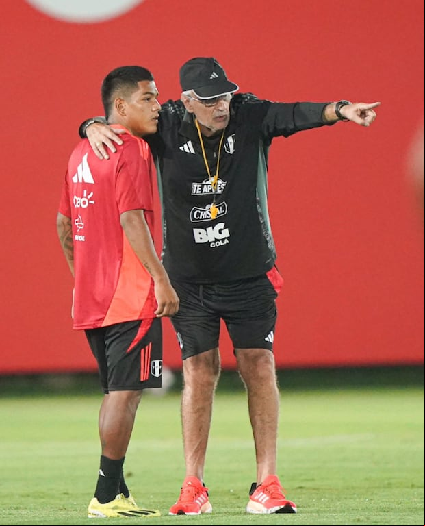 Jorge Fossati tiene un plan de trabajo con los jugadores más jóvenes, a fin de que se consoliden en sus clubes y en la selección. (Foto: FPF)