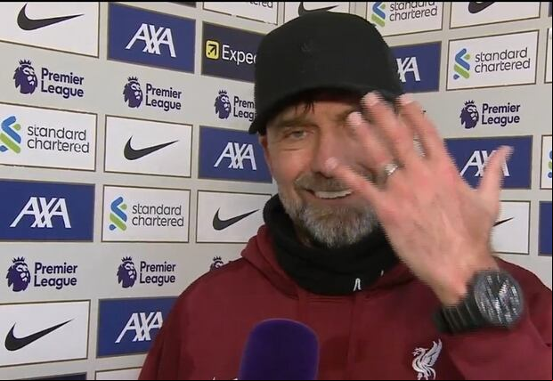 Klopp agradeció a camarógrafo que encontró su anillo en la cancha de Anfield.