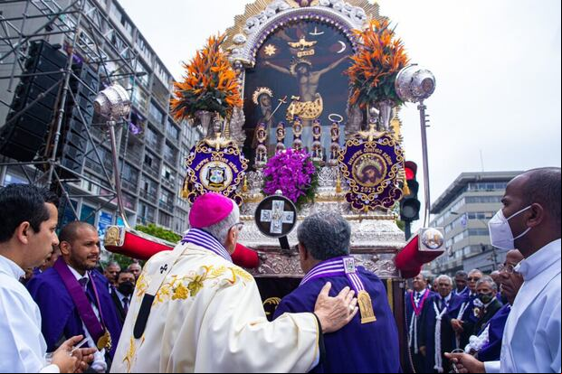 El Señor de los Milagros recorre las calles de Lima en andas. (Foto: Arzobispado de Lima)