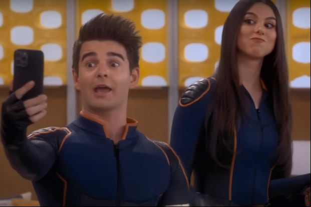 Jack Griffo como Max Thunderman y Kira Kosarin como Phoebe Thunderman en la película "The Thundermans Return" (Foto: Paramount+)