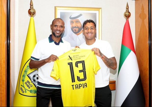 Renato Tapia fue presentado junto a Eric Abidal, director deportivo de Al Wasl. (Foto: AGREF)