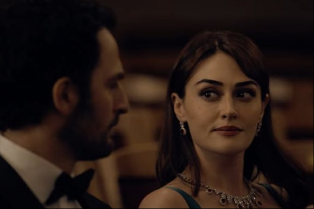 Alin (Esra Bilgiç) trata de atrapar al ladrón de arte Güney (Birkan Sokullu) en la película turca "Art of Love" ¿Lo conseguirá? (Foto: Netflix)
