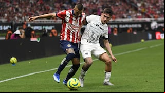 ¡Hicieron respetar la casa! Chivas goleó 3-1 a Pumas y se acerca a los líderes