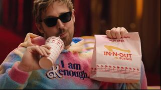 Cómo inició la curiosa tradición de las estrellas de comer una hamburguesa en In-N-Out luego de los Oscars