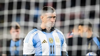 ‘Dibu’ Martínez: la palabra del camarógrafo al que agredió en Colombia y la posible sanción de FIFA