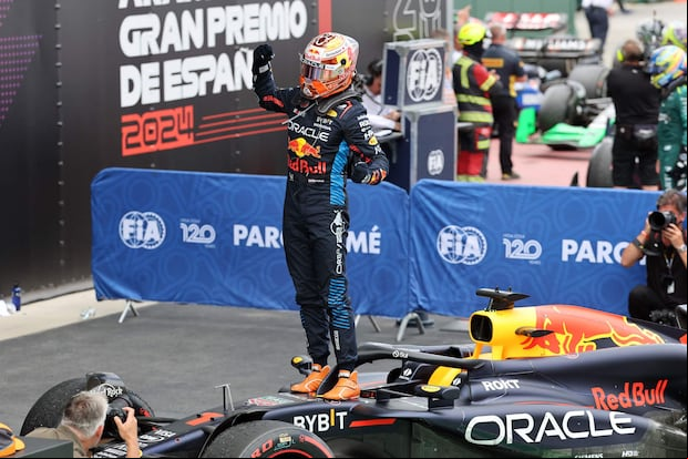 El tricampeón del mundo de Fórmula 1 Max Verstappen (Red Bull) celebra sobre su poderoso bólido.
