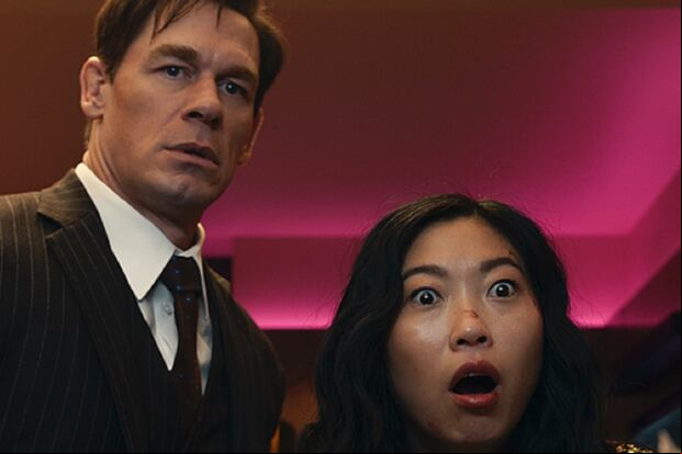 John Cena interpreta a Noel mientras que Awkwafina interpreta a Katie en la película "Jackpot: ¡Lotería mortal!" (Foto: Amazon Prime Video)