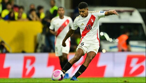Wilder Cartagena comenzó como interior derecho y terminó como volante central. (Foto: La Bicolor)