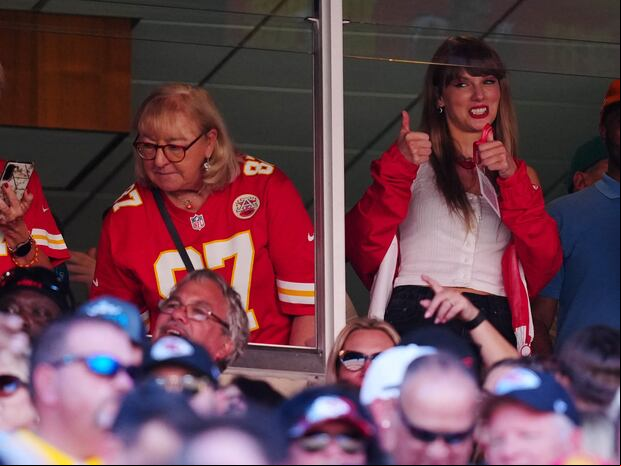 CELEBS | Taylor Swift disfrutó de un partido de Travis Kelce junto a su madre Donna Kelce. (Foto: AFP)