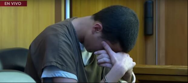 Derek Rosa durante audiencia sobre caso en el que es acusado de matar a su madre de 46 puñaladas (Foto: Telemundo)