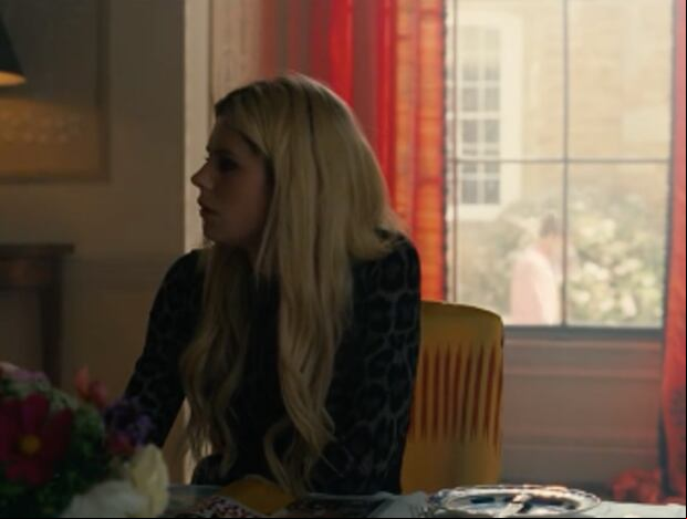En la escena del desayuno, se puede ver que Felix, con su camisa rosada, pasa detrás de la ventana (Foto: Amazon Studios)