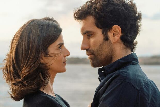 Clara Lago como Ana y Tamar Novas como Daniel en la serie española "Clanes" (Foto: Netflix)