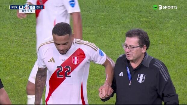 Alexander Callens salió a pocos minutos del final frente a Chile.