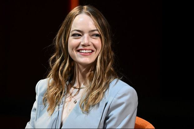 Emma Stone se dirige a una rueda de prensa tras la proyección del cortometraje en blanco y negro "Bleat" del director griego Yorgos Lanthimos en la Ópera Nacional Griega de Atenas, el 5 de mayo de 2022 (Foto: Aris Messinis / AFP)