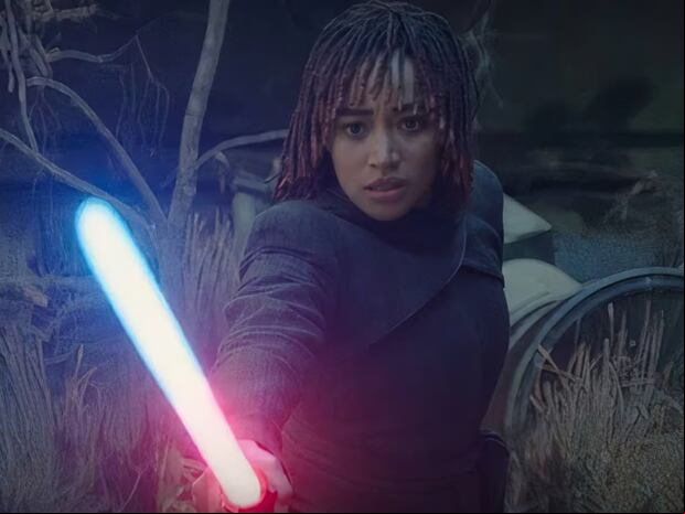 El sable de luz de Osha (Amandla Stenberg) se transformó en rojo al final de la serie “Star Wars. The Acolyte” (Foto: Disney+)