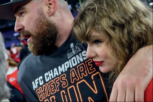 La cantante Taylor Swift junto a Travis Kelce (Foto: AFP)