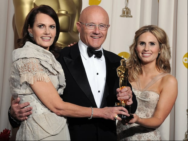 La familia de Heath Ledger posando con el premio Oscar póstumo para el actor australiano (Foto: AFP)