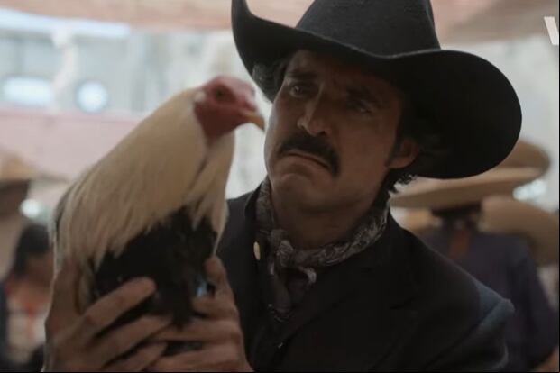 José Ron interpreta a Dionisio Pinzón, un tímido pregonero con sueños de ser gallero, en la serie "El gallo de oro" (Foto: ViX)