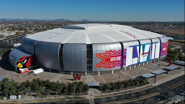 El Estadio State Farm tiene una capacidad para 63,400 espectadores, que puede ampliarse hasta 72,200 para eventos especiales como el Super Bowl.